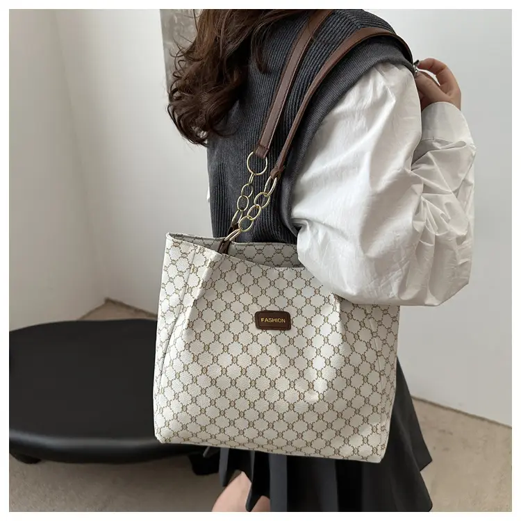 High-end GG Monogram Shoulder Bag Women 2025 — feature 17