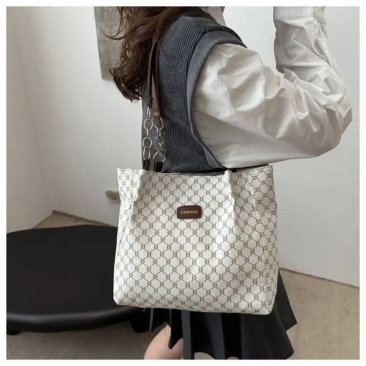 High-end GG Monogram Shoulder Bag Women 2025 — feature 18