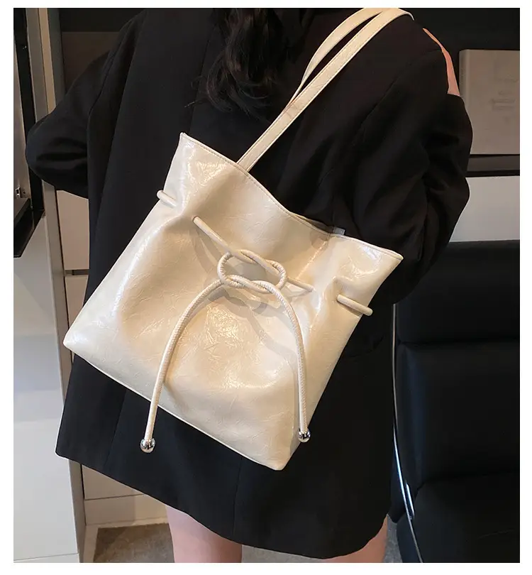 Women's Cream High-end Tote Bag Large Capacity Casual Commuter — feature 1