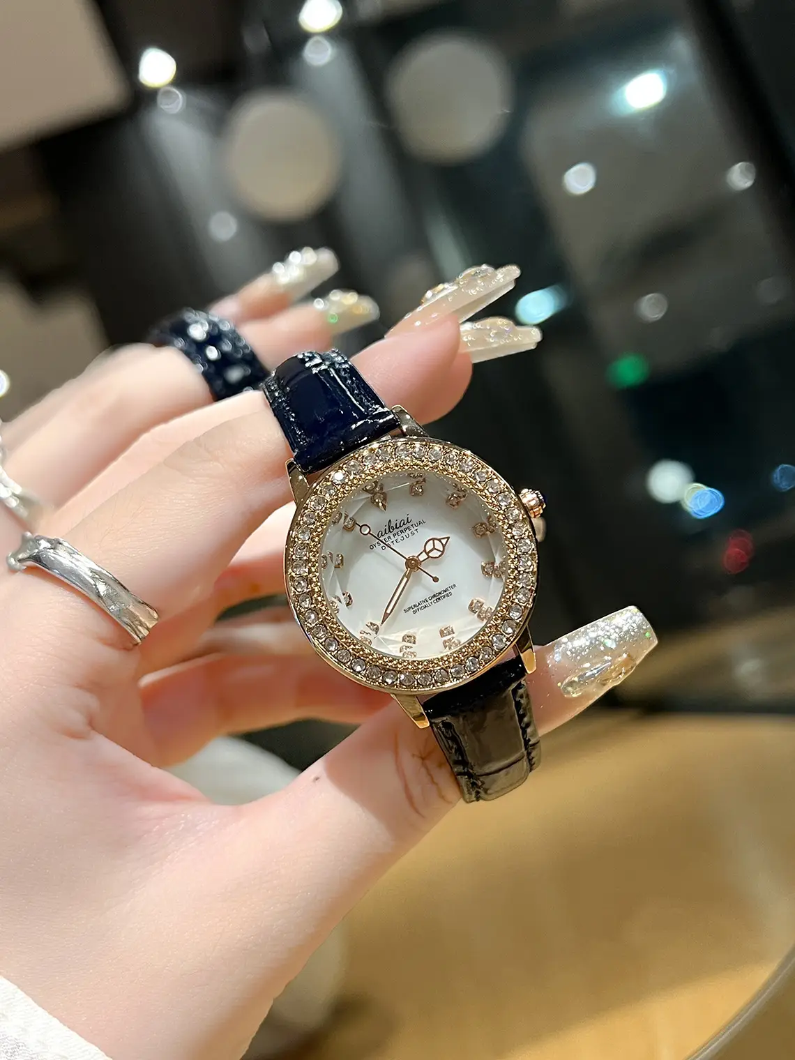 Luxury Quartz Women's Watch with Crystal Band — feature 1