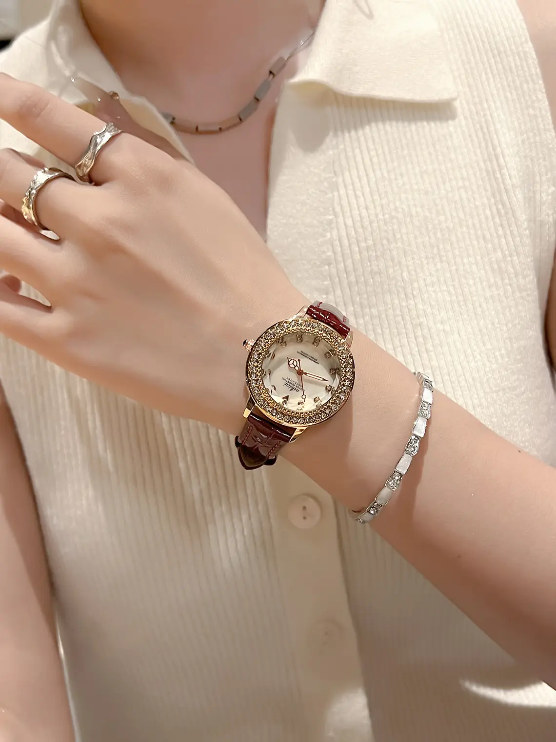 Luxury Quartz Women's Watch with Crystal Band — feature 10