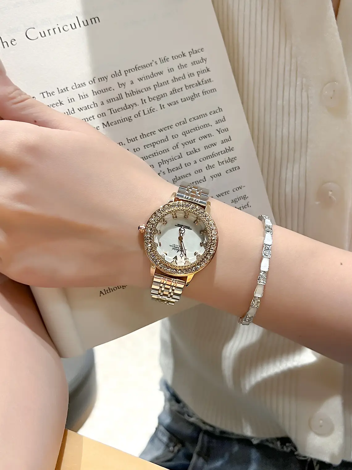 Luxury Quartz Women's Watch with Crystal Band — feature 11