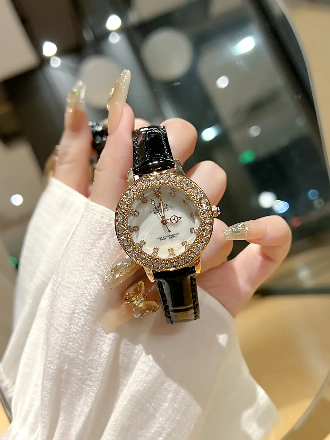 Luxury Quartz Women's Watch with Crystal Band — feature 3