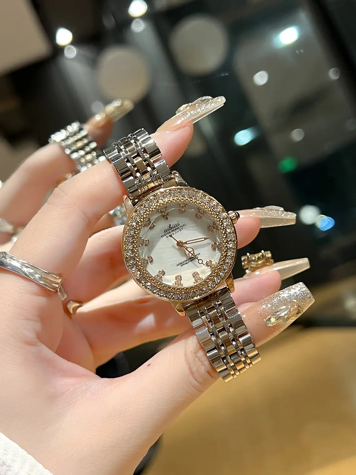Luxury Quartz Women's Watch with Crystal Band — feature 4