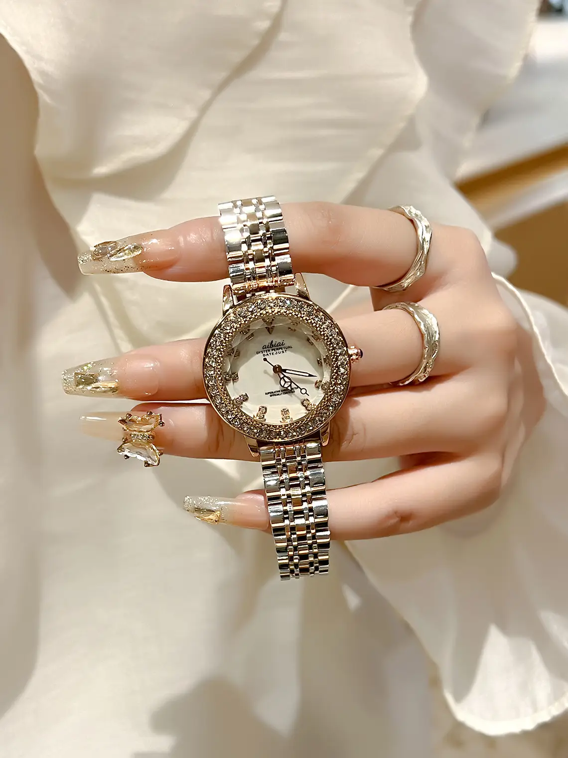 Luxury Quartz Women's Watch with Crystal Band — feature 5