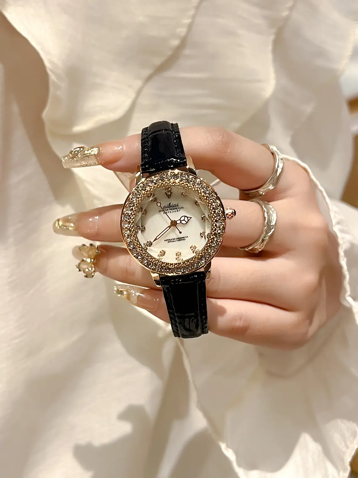 Luxury Quartz Women's Watch with Crystal Band — feature 6