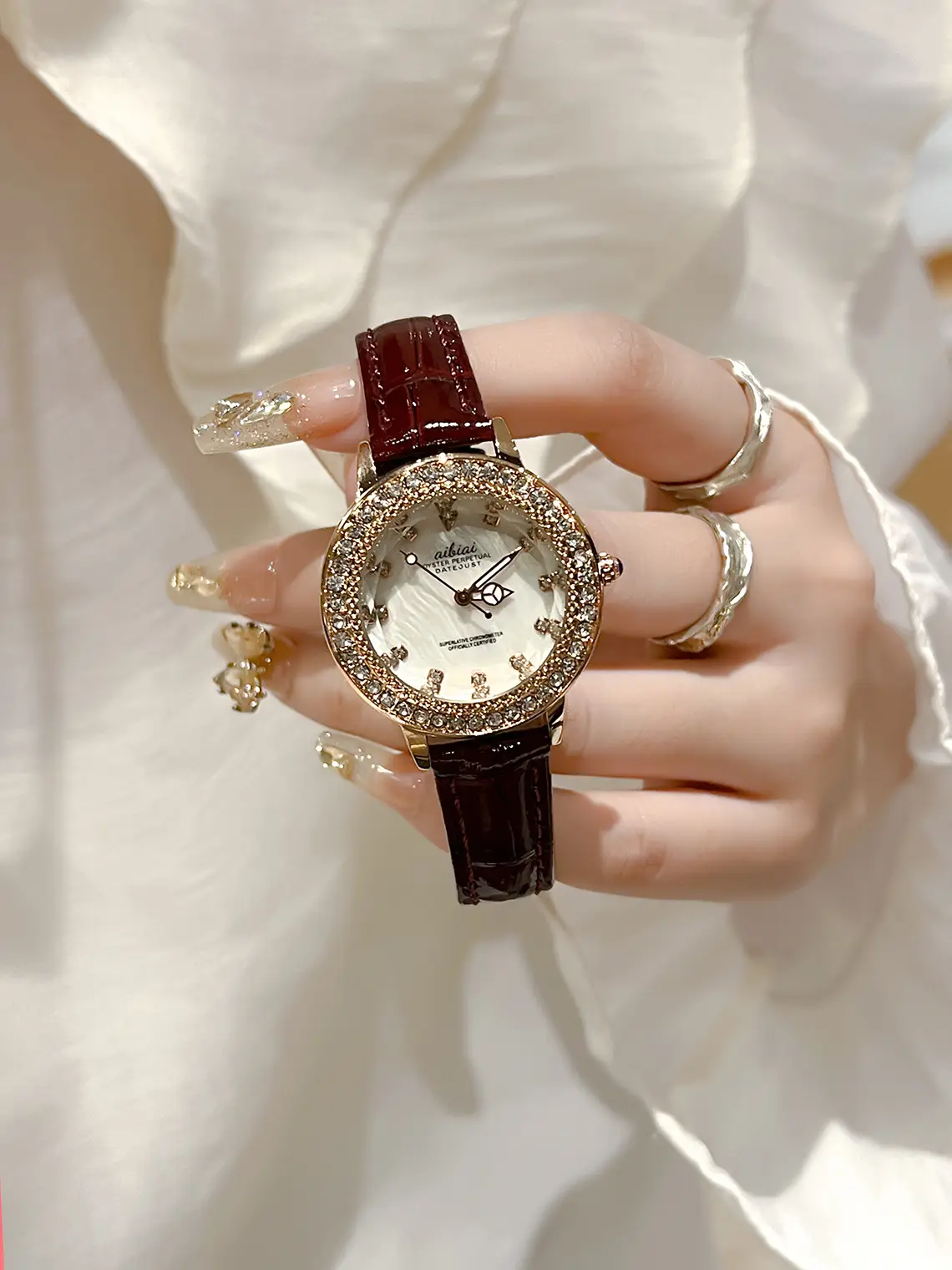 Luxury Quartz Women's Watch with Crystal Band — feature 7
