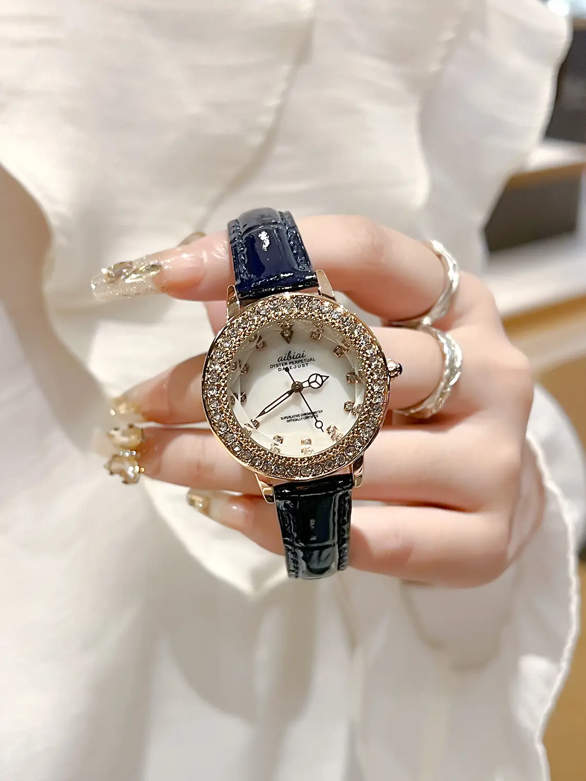 Luxury Quartz Women's Watch with Crystal Band — feature 8