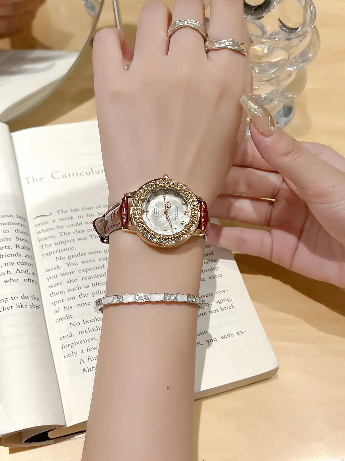 Luxury Quartz Women's Watch with Crystal Band — feature 9