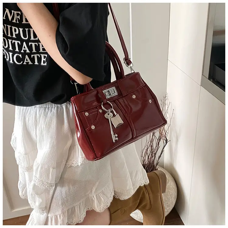 Silver Leather Shoulder Bag for Women 2025 — feature 11