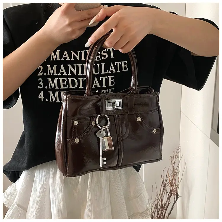 Silver Leather Shoulder Bag for Women 2025 — feature 14