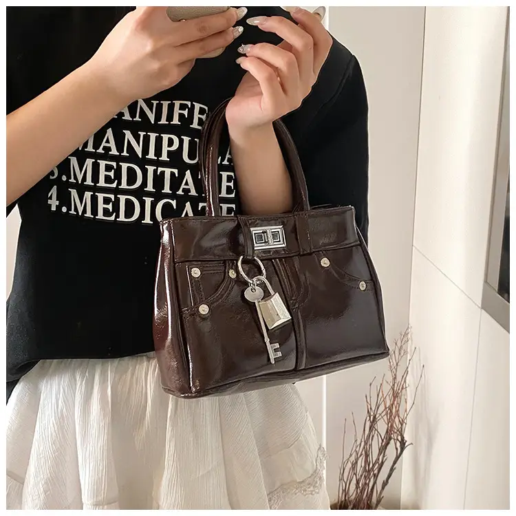 Silver Leather Shoulder Bag for Women 2025 — feature 15