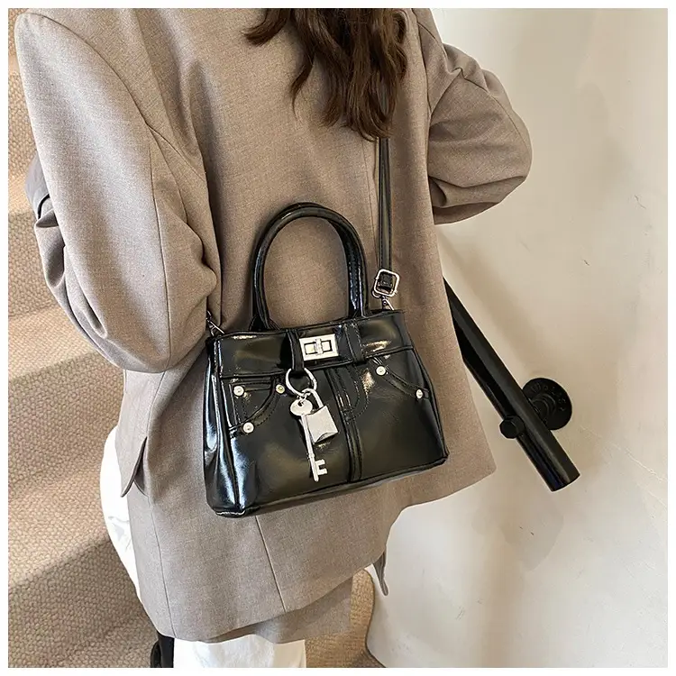Silver Leather Shoulder Bag for Women 2025 — feature 17