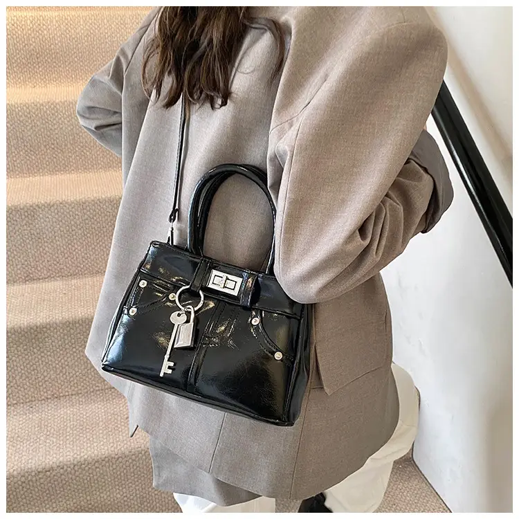 Silver Leather Shoulder Bag for Women 2025 — feature 19