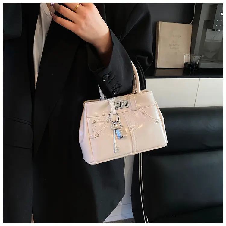 Silver Leather Shoulder Bag for Women 2025 — feature 26