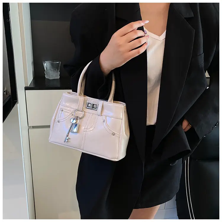 Silver Leather Shoulder Bag for Women 2025 — feature 28