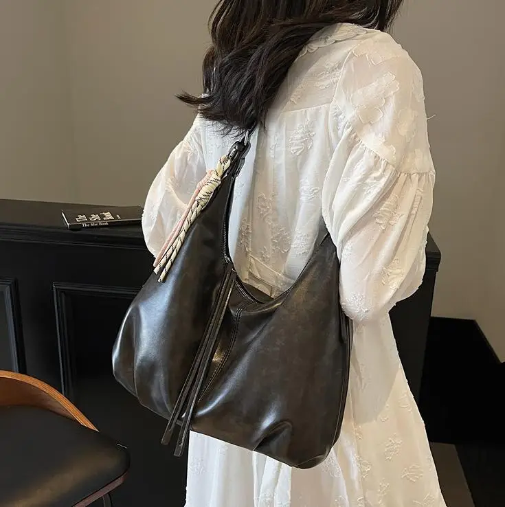 Women's Beige Leather Shoulder Bag with Adjustable Strap - Image 7