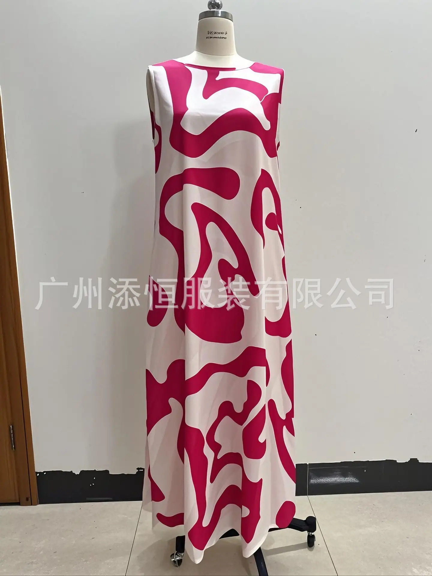 European American Printed V-Neck Sleeveless Dress — feature 4