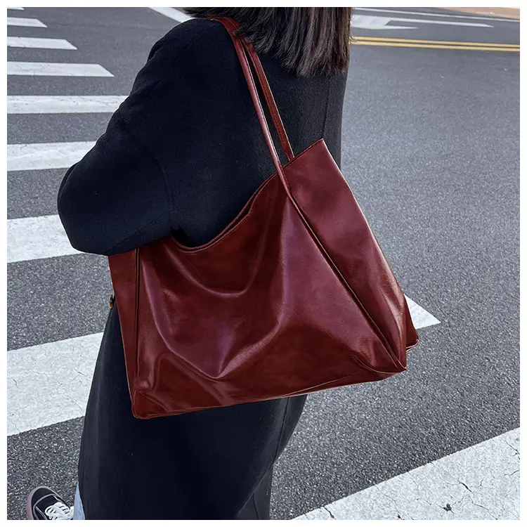 Brown Leather Shoulder Bag Large Capacity 2023 — feature 16