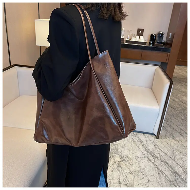 Brown Leather Shoulder Bag Large Capacity 2023 — feature 9