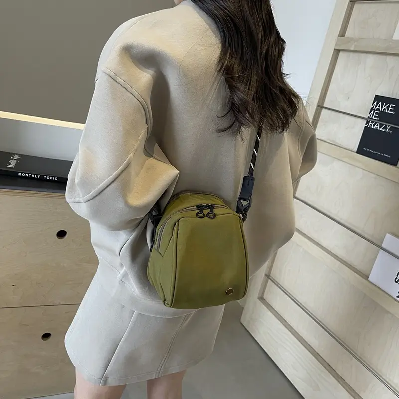 Women's Beige Shell Shoulder Bag with Front Zip & Chain Closure - Image 7
