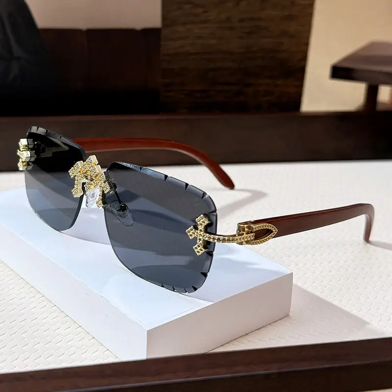 Men Star Sunglasses with Metal Rim & Gold Accents