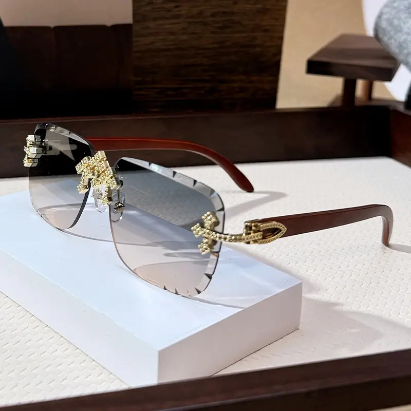 Men Star Sunglasses with Metal Rim & Gold Accents - Image 3