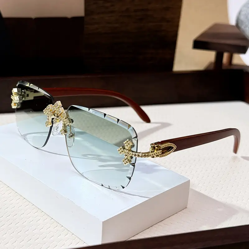 Men Star Sunglasses with Metal Rim & Gold Accents - Image 4