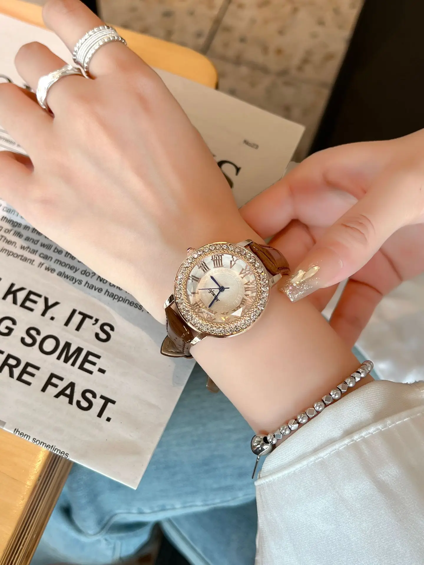 Women's Gold Diamond Strap Watch Waterproof Fashion Belt — feature 1