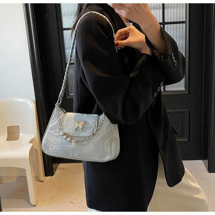 White Chain Crossbody Bag for Women Spring Summer 2025 — feature 19