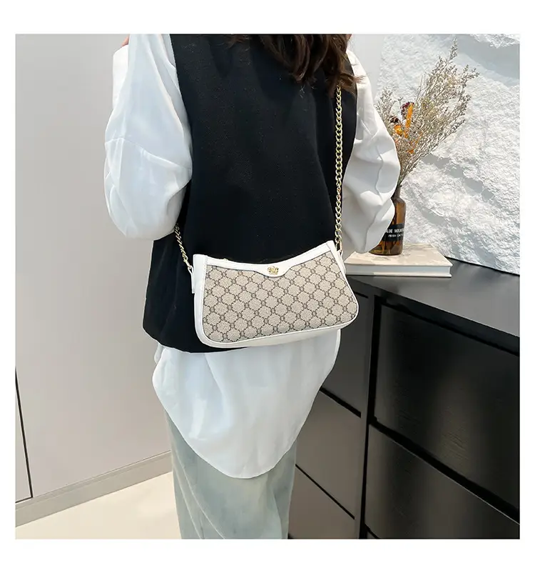 Vintage French Style Shoulder Bag with Gold Chain — feature 11