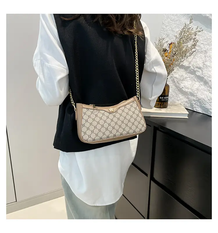Vintage French Style Shoulder Bag with Gold Chain — feature 13