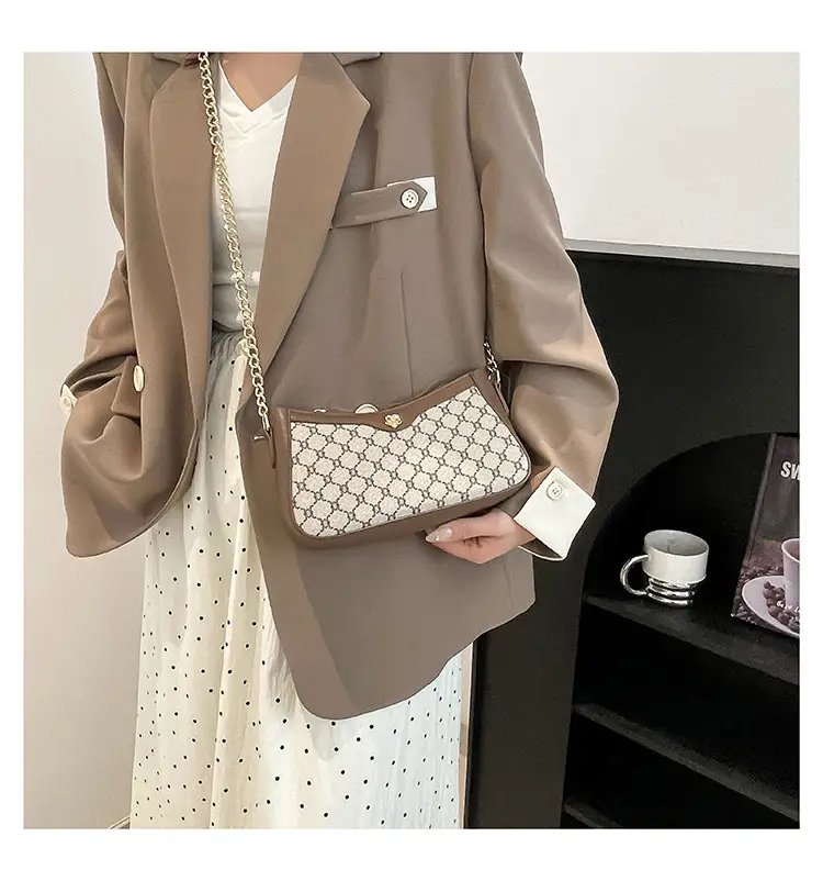 Vintage French Style Shoulder Bag with Gold Chain — feature 18
