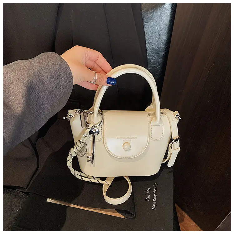 Women's Cream Korean Retro Shoulder Bag 2025 — feature 18