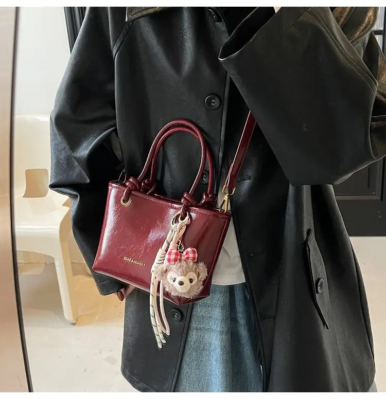 Vintage Women's Pink Shoulder Bag with Crossbody Handle — feature 15