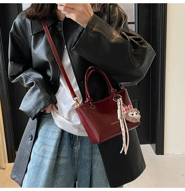 Vintage Women's Pink Shoulder Bag with Crossbody Handle — feature 16