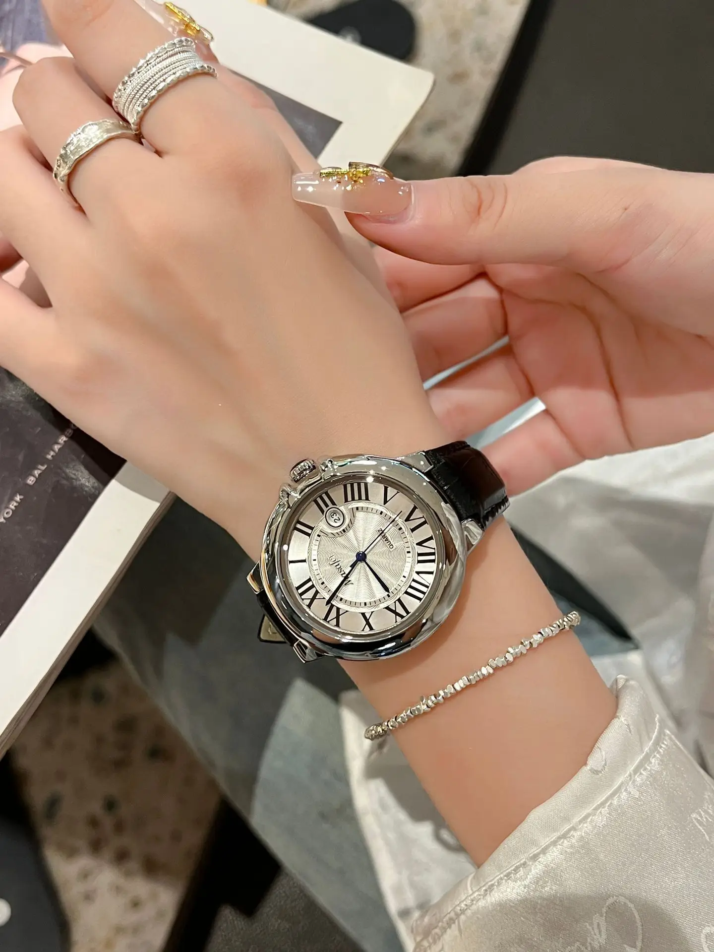 Korean Style Waterproof Calendar Watch for Men Women — feature 2