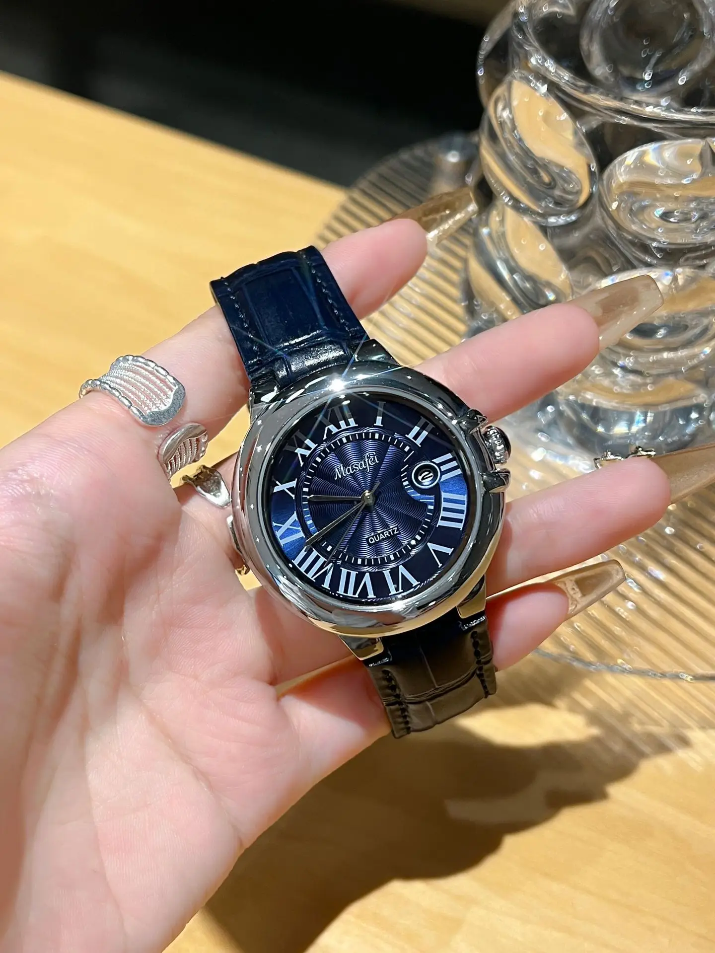 Korean Style Waterproof Calendar Watch for Men Women — feature 4