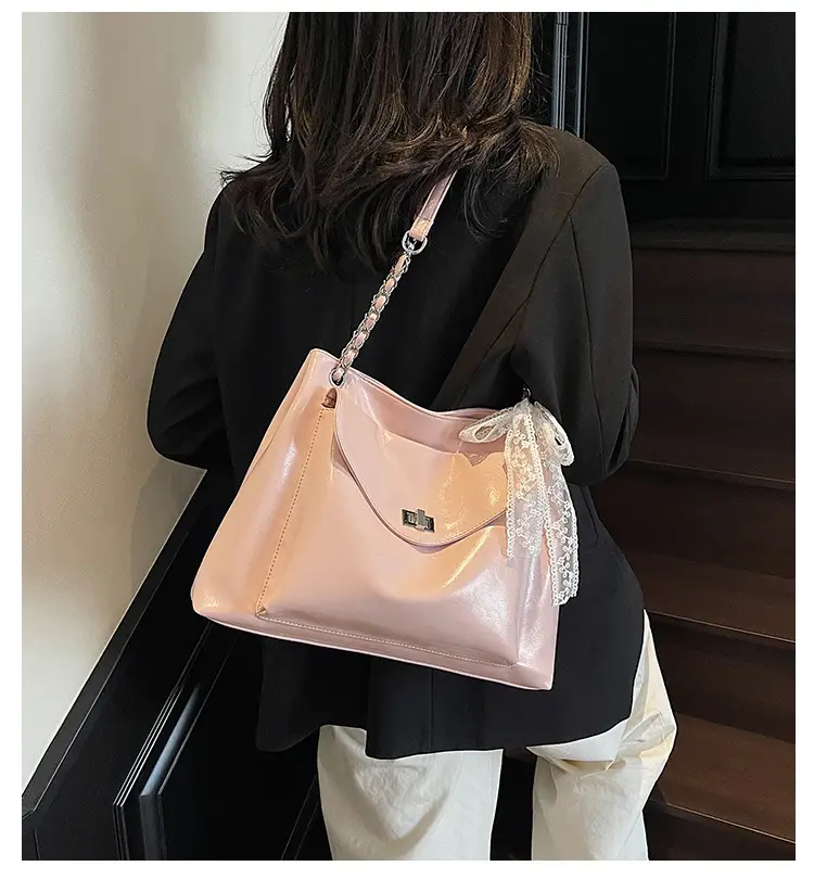 Women's Large Capacity Beige Chain Shoulder Bag 2025 — feature 2