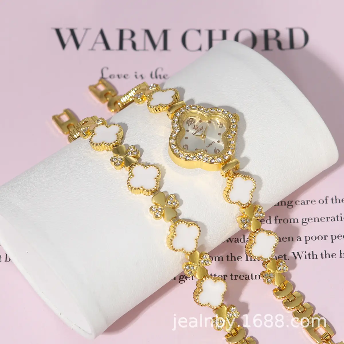 Elegant Four-Leaf Clover Bracelet for Women - Image 2
