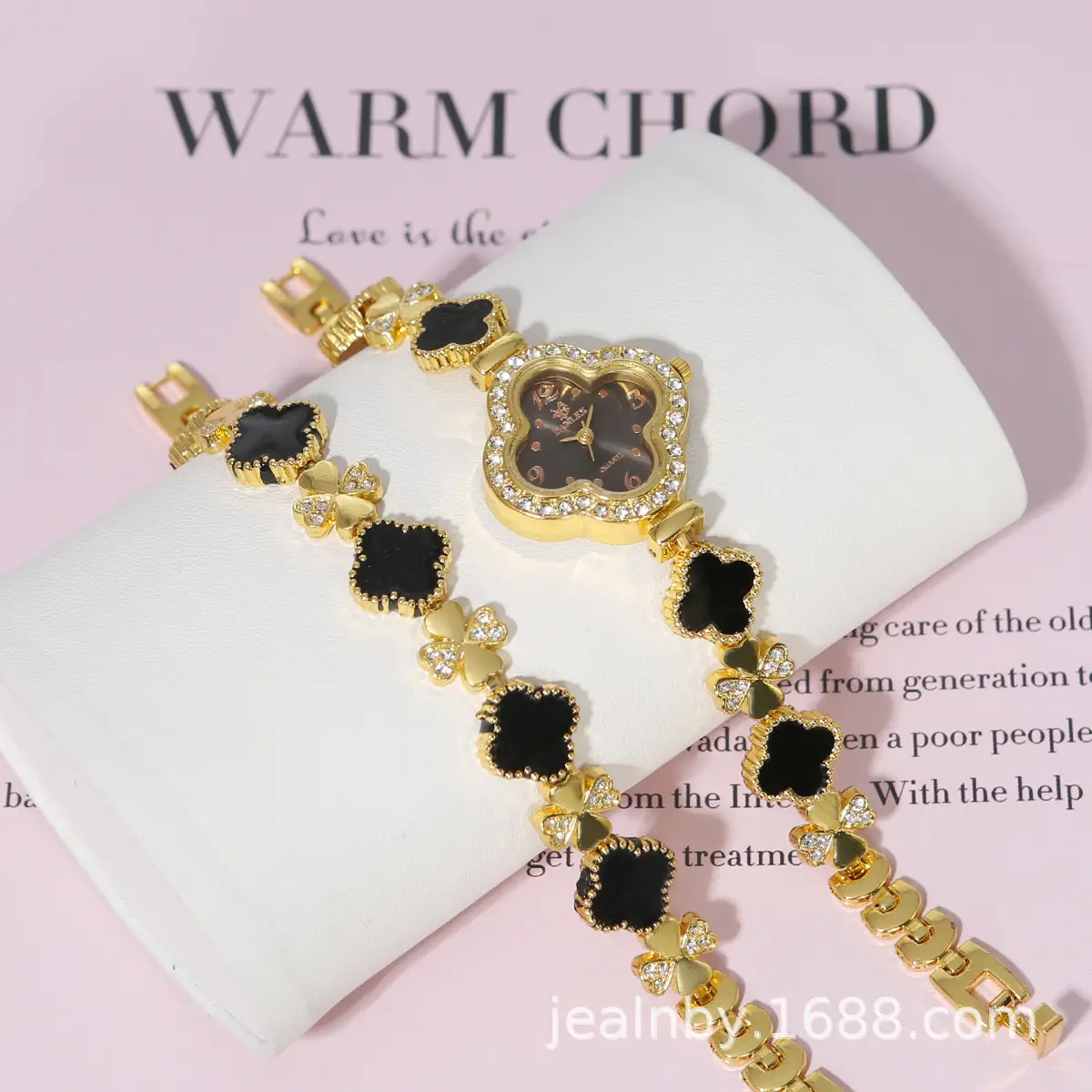 Elegant Four-Leaf Clover Bracelet for Women - Image 3