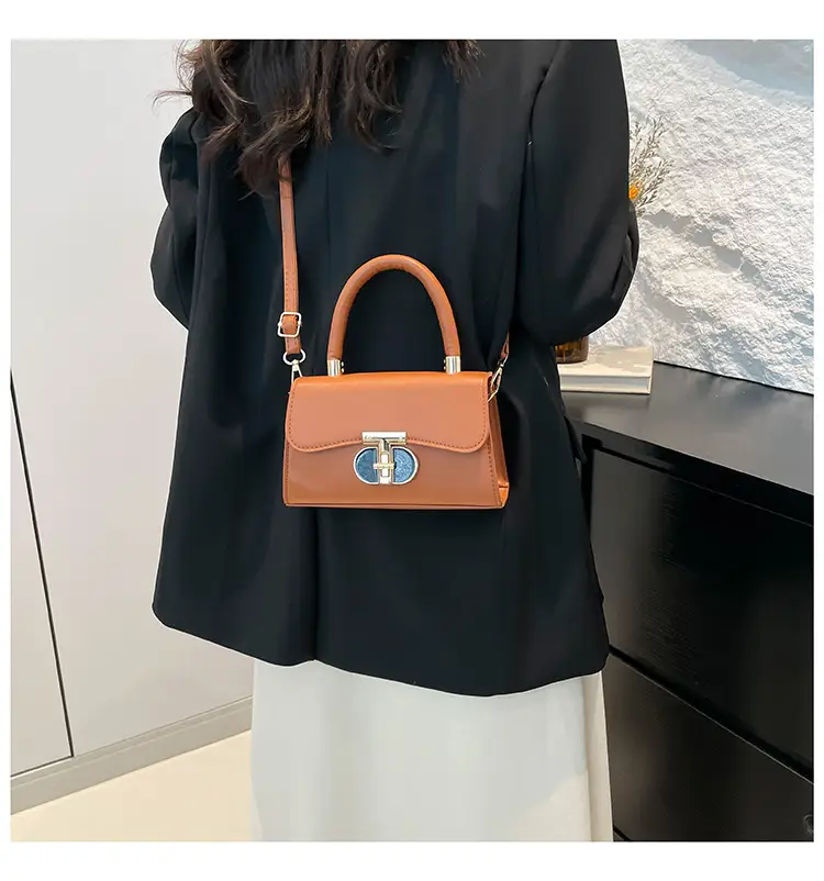 White Lock Clasp Small Handbag with Chain — feature 14