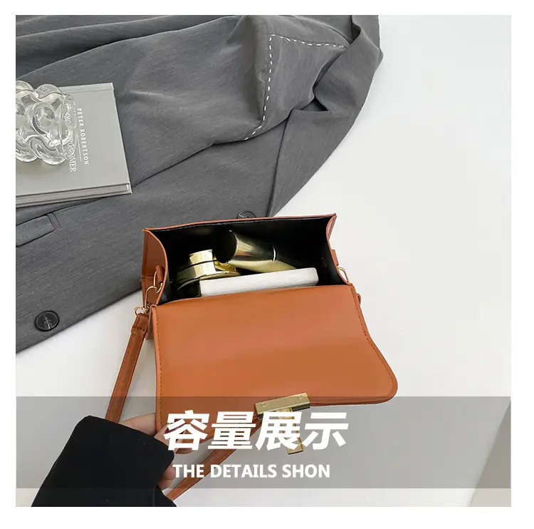 White Lock Clasp Small Handbag with Chain — feature 7