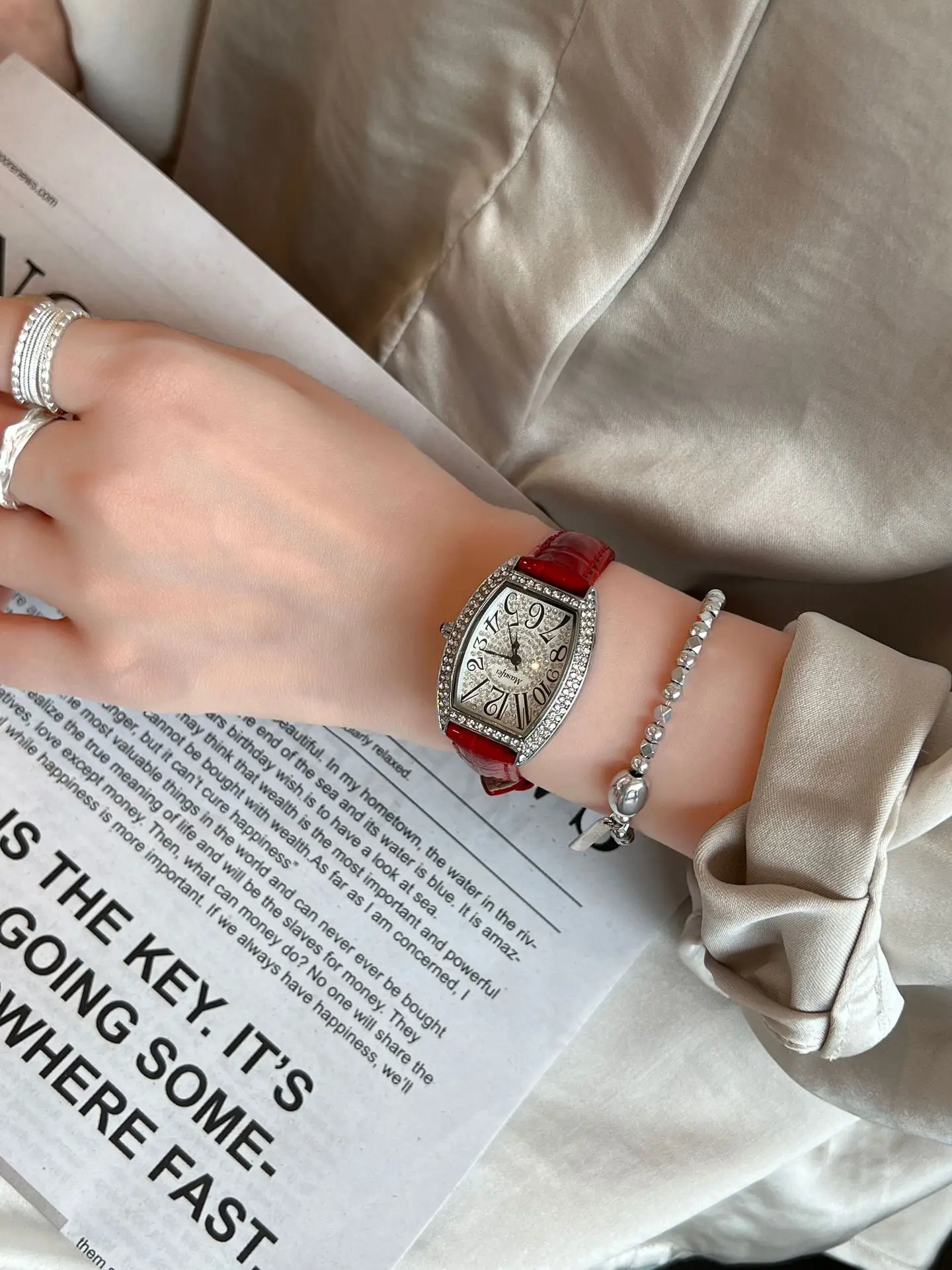 Retro Barrel Watch for Women Blue Leather Quartz — feature 2