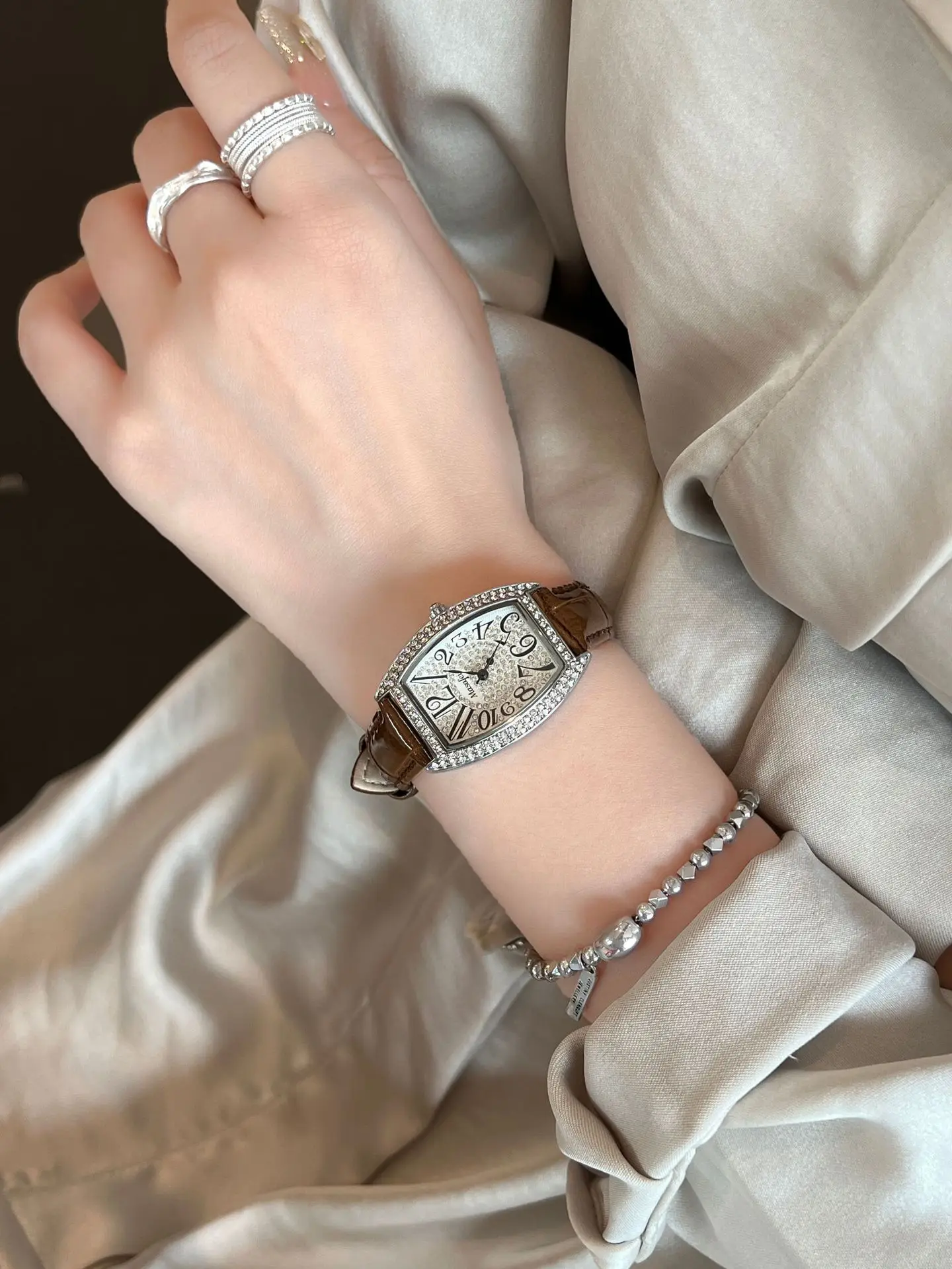 Retro Barrel Watch for Women Blue Leather Quartz — feature 3