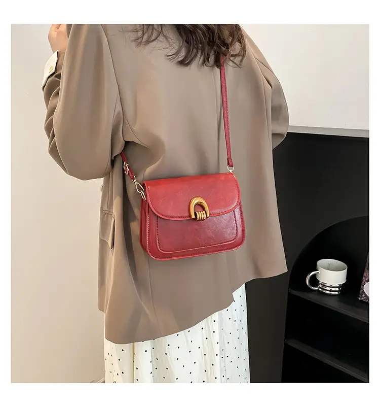 Vintage Oil Leather Saddle Bag Women's 2025 — feature 16