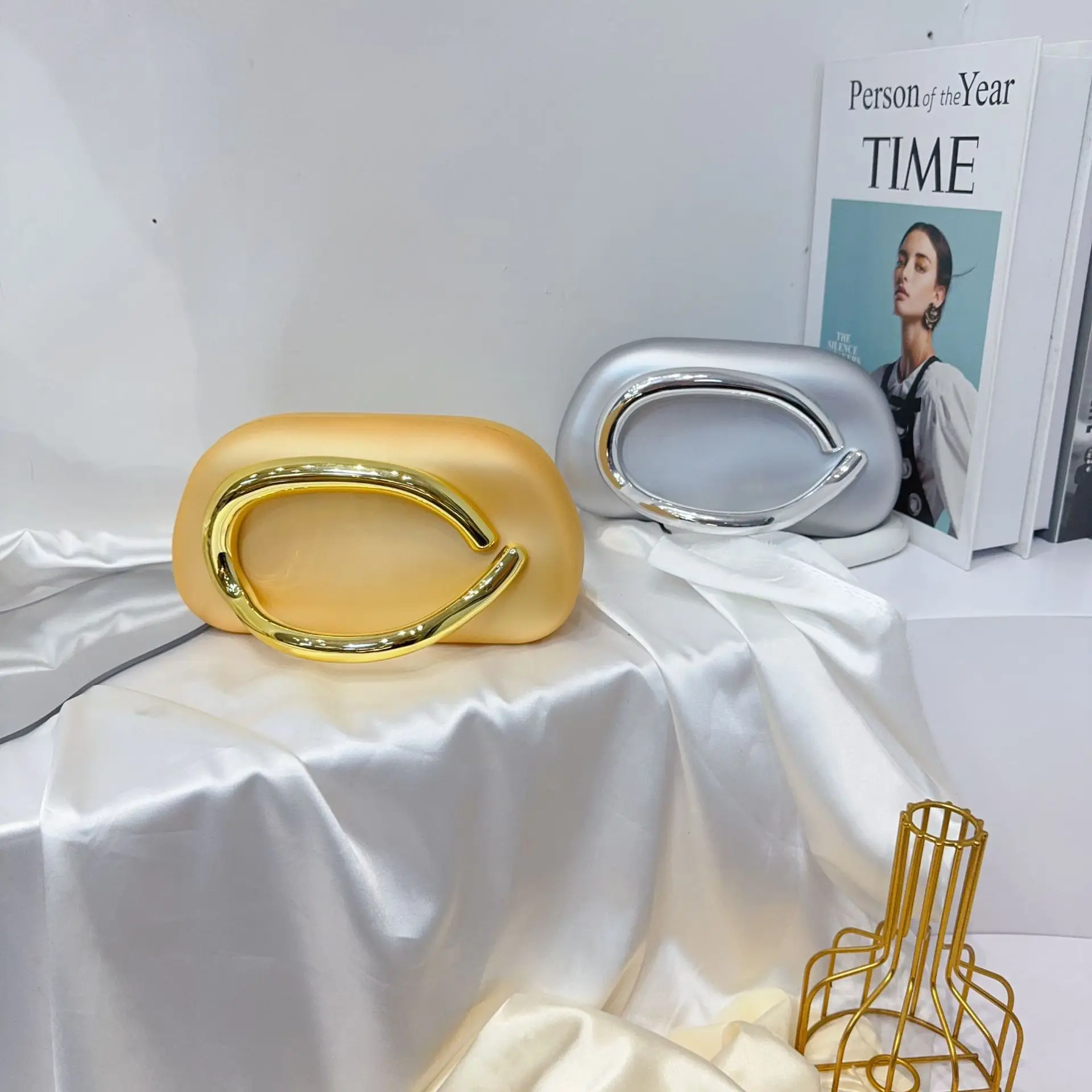 Vintage Metal Crossbody Bags for Women — feature 12