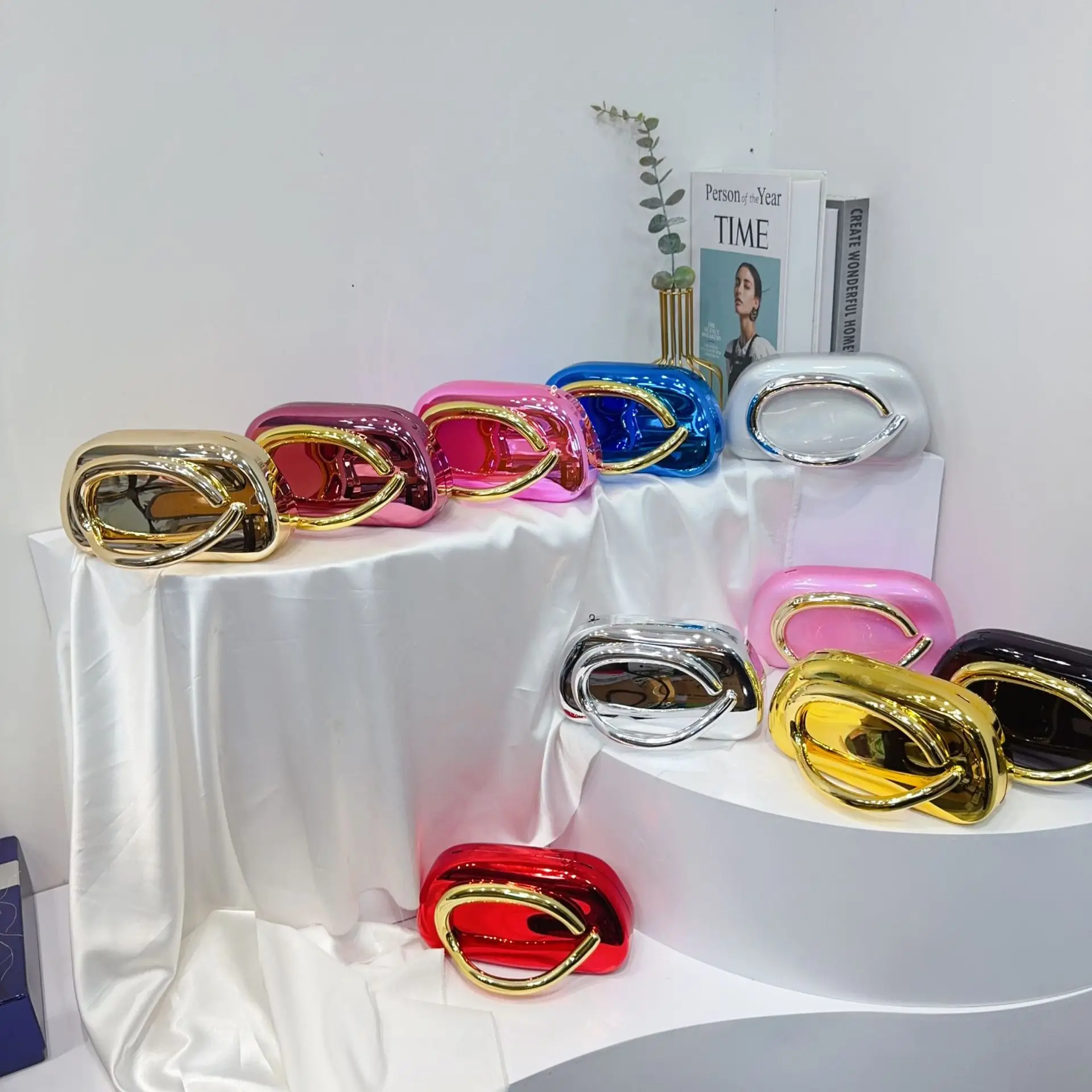Vintage Metal Crossbody Bags for Women — feature 2