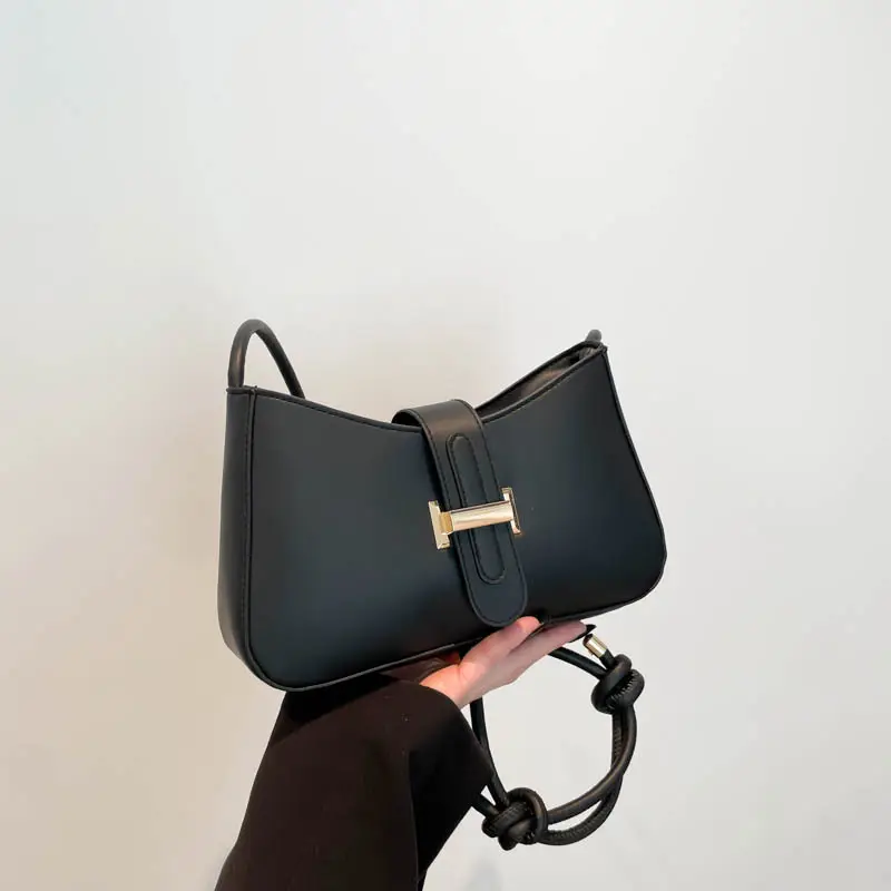 Red Luxurious Shoulder Crossbody Bag with Gold Clasp - Image 9