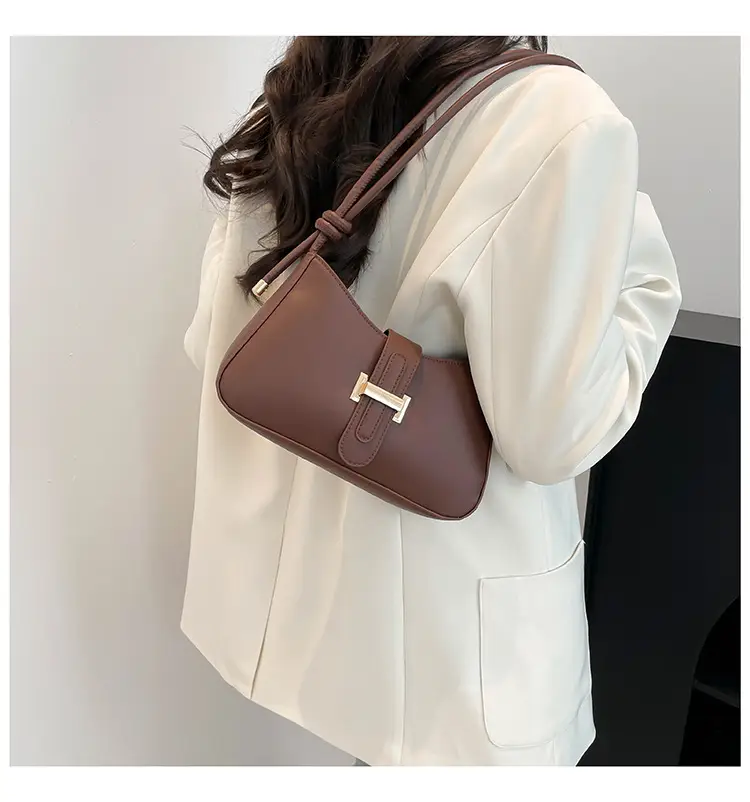 Red Luxurious Shoulder Crossbody Bag with Gold Clasp — feature 18